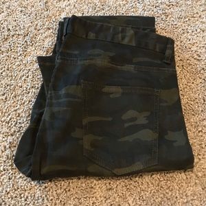 NWOT Lefties, camouflage skinny jeans